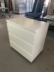 Mobile pedestal with 3 drawers and integrated handle